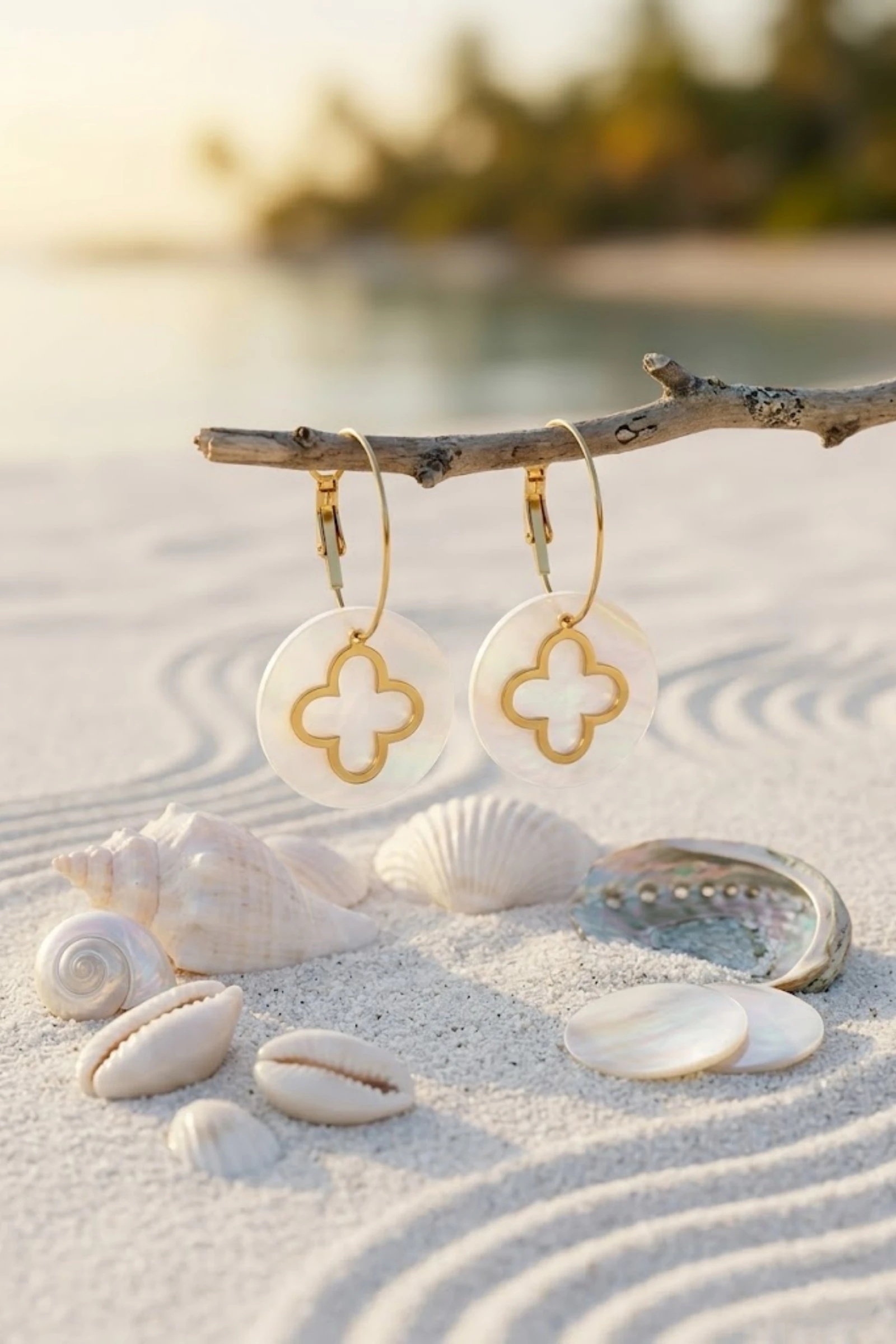 Boucles d’Oreilles Créoles Nacre Trèfle – Acier Inoxydable Doré